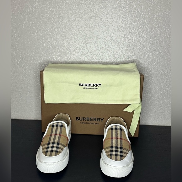 EUC Burberry women’s Salmond slip on- size 36.5 (6 1/2) - Picture 3 of 6